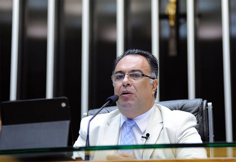 Ainda em Brasília, o deputado André Vargas (PT-PR) chegou a dizer a jornais, na segunda-feira (14), que renunciaria ao mandato, mas mudou de ideia no dia seguinte. Agora, o deputado, que caiu em desgraça depois de reveladas suas relações com um doleiro, sofre pressão do PT para deixar o cargo