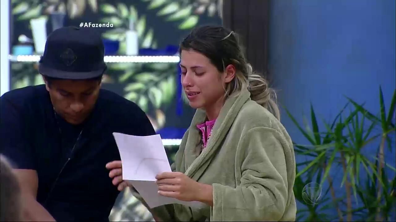 Já arrancando lágrimas não apenas de Ana Paula, mas também
de quase todos os peões que escutavam atentamente a leitura. 


— Quero você como amante, amiga, companheira, mãe de nossos
filhos ‘popotinhos’. Resumindo: te quero pra vida inteira. Ana Paula
Minerato Servo. Te amo ‘popotinha’, assinado ‘popotão’

+ Quelynah fala sobre crise de depressão e revela ter medo de Douglas: “Eu acho que ele bate, pode até ser em mulher”
+ “Erros” de Douglas e “jogo” de Marcelo são temas de Luka e Rebeca
+ Douglas Sampaio revela que falhou na primeira vez: "Foi horrível. Eu fiquei com medo"

