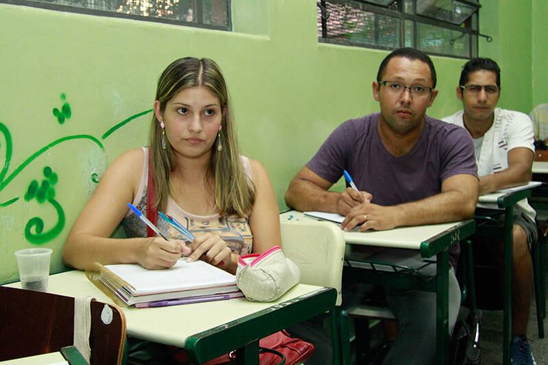 A pesquisa da Secretaria de Educação do Estado de São Paulo revelou que assim como Maria e José,  47% dos estudantes do EJA disseram ter abandonado a escola para trabalhar. Metade
alega que a falta de tempo é a maior dificuldade para seguir os estudos. Por outro
lado, novas oportunidades para quem tem diploma é, segundo 27% deles, o principal
motivo que os levaram a concluir a educação básica 