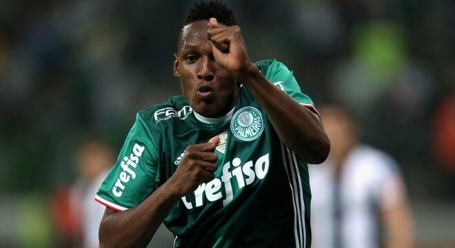 Zagueiro Yerry Mina, de 23 anos, teve sua transferência antecipada pelo Barcelona