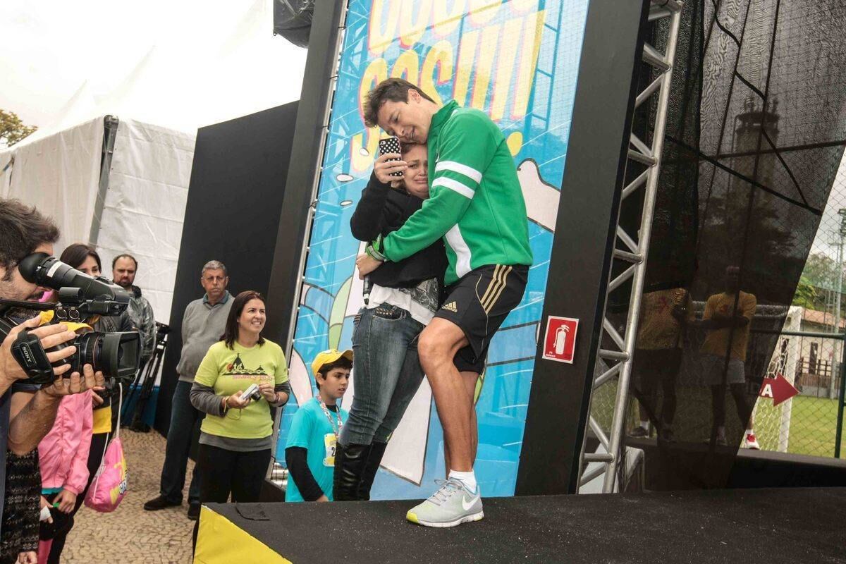 Durante a Corrida Cartoon Network, corrida infantil em São Paulo, Rodrigo Faro foi surpreendido por uma situação inusitada. No evento, realizado neste domingo (21), o apresentador estava no palco quando uma fã emocionada correu para abraçá-lo. Ela estava emocionada e Rodrigo foi extremamente carinhoso