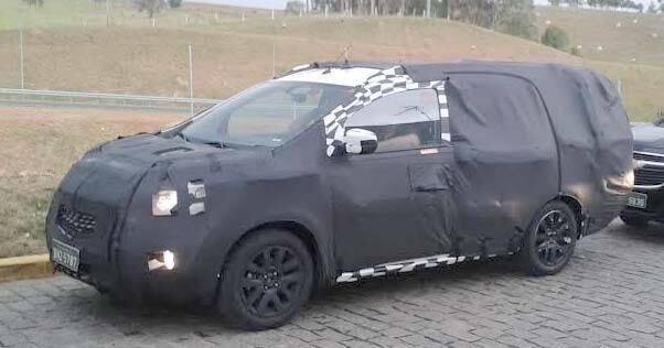 Praticamente um Spin com mochila nas costas, o Chevrolet Spin Soft Road - antecipado por Autos Segredos em projeção – já está em testes pelo Brasil, como comprovam as imagens enviadas pelo leitor Adilson Santos e pelo colega jornalista Alberto Polo Júnior, que nos enviou as fotos de presente no dia de seu aniversário. Saiba mais

Saiba tudo sobre carros! Acesse R7.com/carros
