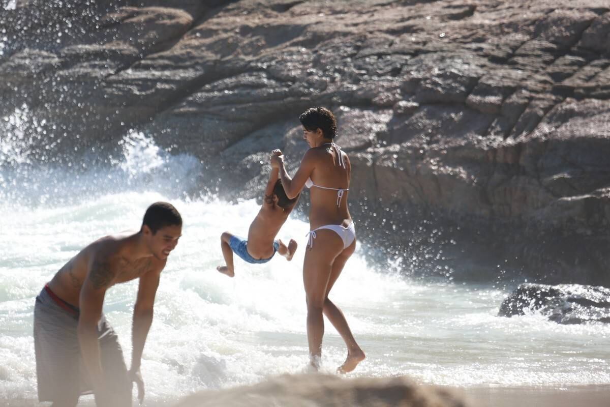 Sophie Charlotte e Daniel de Oliveira se divertem em praia com a família
