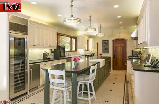 

Com quase 60 anos, Brace Willis é um grande nome dos filmes
de ação de Hollywood, vencedor de dois prêmios Emmy e um Globo de Ouro. Também deve levar outra medalha de ouro se conseguir lucrar o dobro com a venda dessa mansão!
