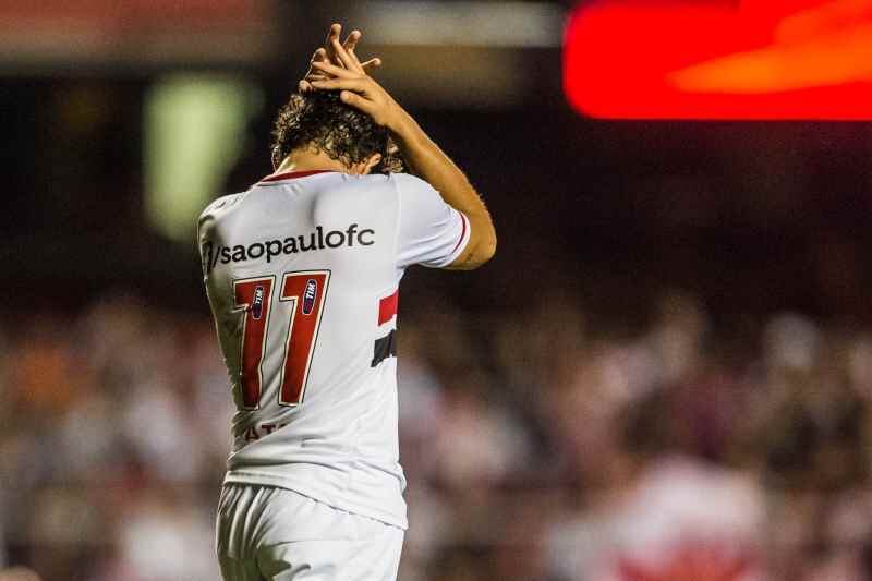 Com todos esses acontecimentos fora de campo, os torcedores passaram a ver Pato como um desinteressado pelo futebol. O atacante não caiu nas graças dos corintianos e sofre com as críticas da torcida do São Paulo até quando joga bem, como foi na partida contra o Criciúma no último sábado (2), quando teve que ouvir os chamados por Luis Fabiano vindo da arquibancada