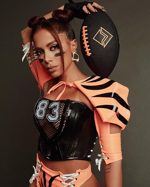 Mais uma vez, a cantora Anitta foi centro das atenções no Brasil. No último fim de semana (12 e 13/2), ela agitou Rio, São Paulo e a Internet com seus shows de Pré-Carnaval. 