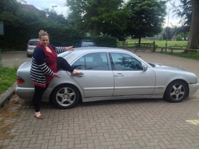 As poses "sensuais" ao lado do carro não estão aí à toa. Como o próprio vendedor explica, "o E320 é um imã de mulheres". A afirmação pode fazer sentido em um Mercedes-Benz novinho em folha, mas é discutível neste modelo em questão
