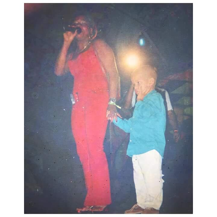 Nesta segunda, ela postou uma foto com o filho ainda criança. Na legenda da imagem, Tati diz que quando não tinha com quem deixar Yuri, levava o filho como companhia durante os shows. "Meu filho, volta pra mãe"