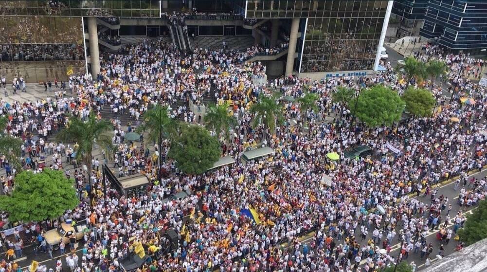 Segundo a Ansa, esse é o maior ato desde a onda de protestos populares realizado em fevereiro de 2014, que resultou na morte de mais de 40 pessoas, além da prisão de milhares de opositores. A marcha está sendo realizada em meio à detenção de diversos dirigentes opositores
