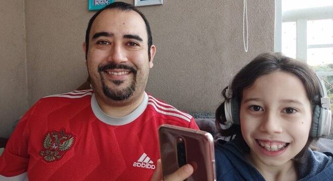 Roberto Piffer e o filho Benjamin durante em aula online