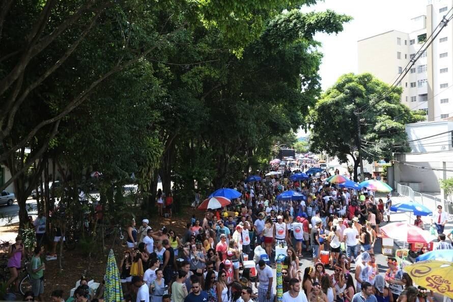 Ainda na zona oeste da capital, aconteceu também o Desfile do Bloco Vou de Táxi pelas ruas de Pinheiros. Criado em 2014, qo bloco reúne foliões na avenida Faria Lima