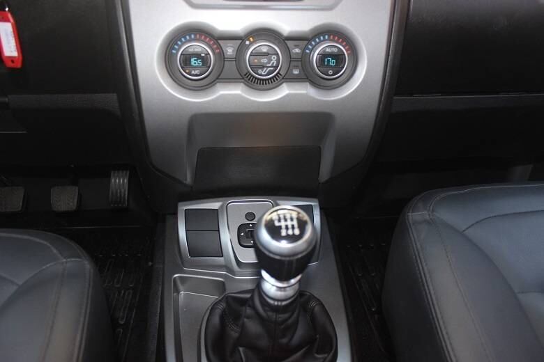 Feito para os amantes do off-road, o novo Troller T4 chega nas
concessionárias em agosto com preço inicial de R$ 110.990,
aproximadamente 15% mais caro que a versão atual. O modelo, porém,
tentará justificar o valor mais salgado com design, equipamentos
inéditos, melhor acabamento da cabine e o motor 3.2 diesel de 200 cv da Ford Ranger
