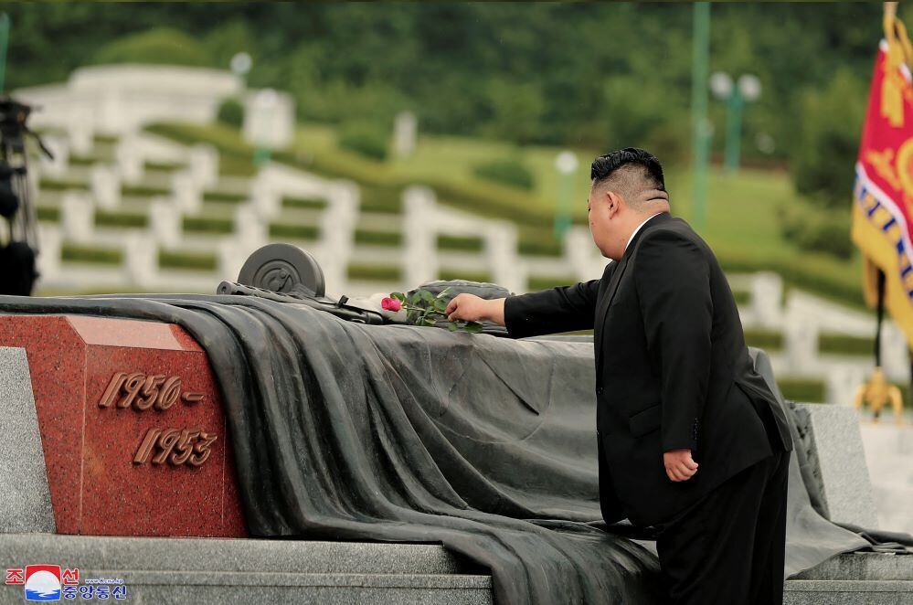 Líder norte-coreano Kim Jong-un coloca flores sobre lápide de combatente da Guerra da Coreia