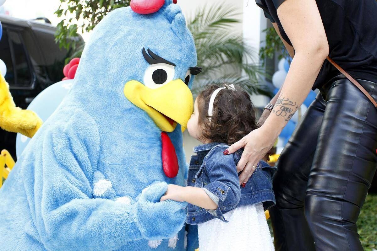 Ela adorou brincar com A Galinha Pintadinha