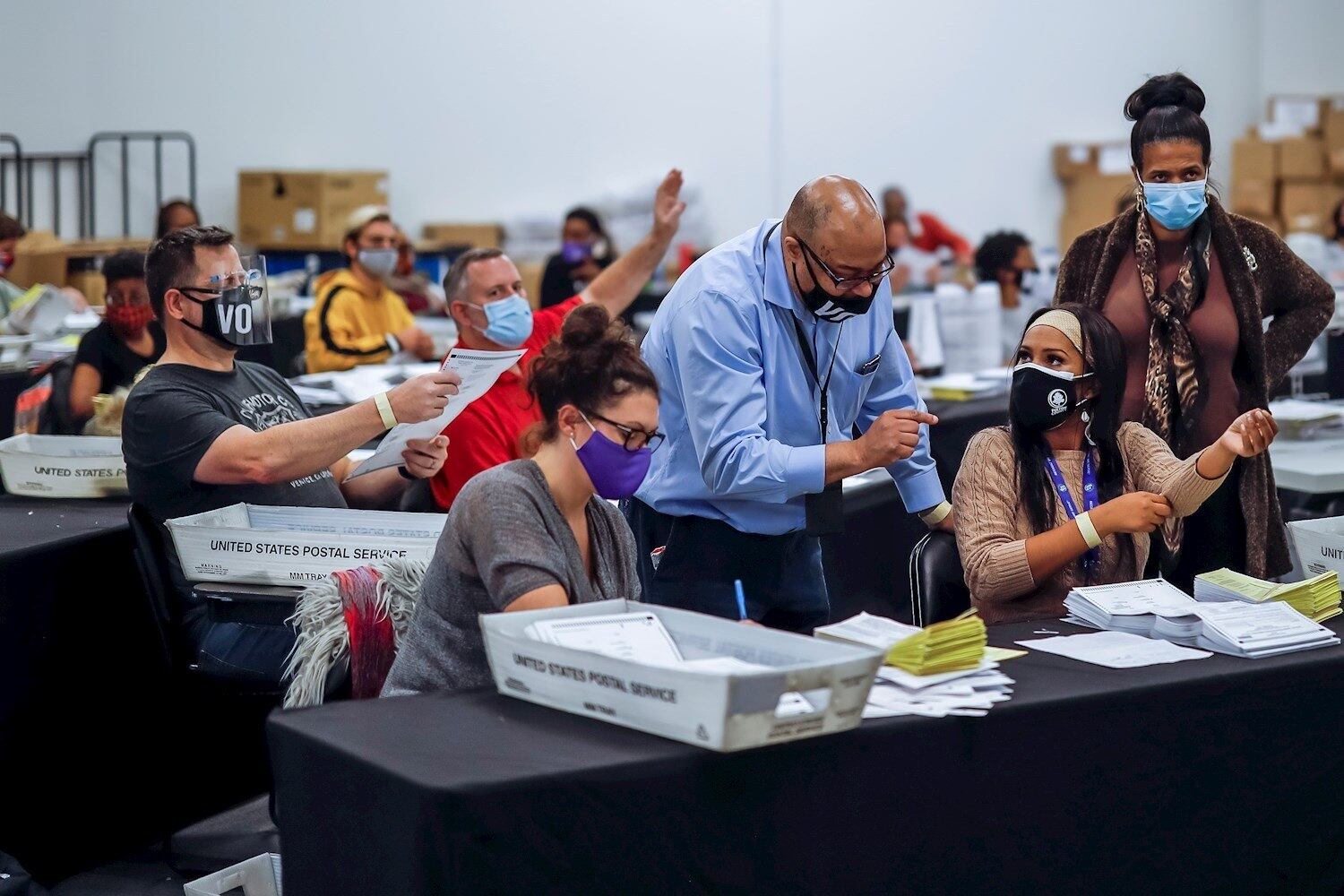 Contagem de votos prossegue em estados decisivos