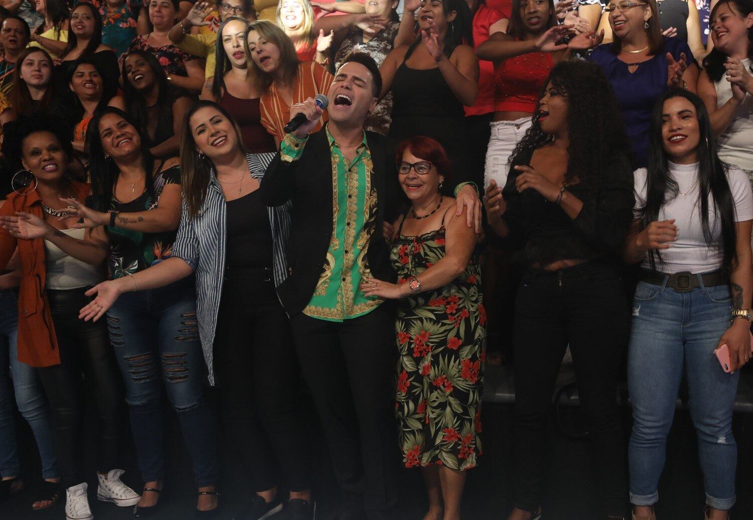 Bacci canta o sucesso sertanejo "Evidências" de Chitãozinho e Xororó