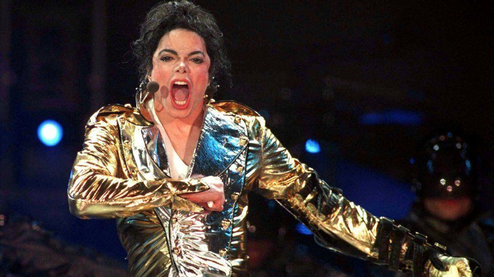 Fãs lembram 10 anos da morte de Michael Jackson com homenagens