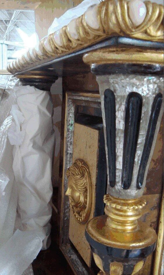 Quem procura itens para a casa também pode aproveitar o
edital. No lote de número 28 aparece uma mesa de jantar com tampo de mármore
trabalhado, que pode ser adquirida pela pessoa física que estiver disposta a
arcar com, no mínimo, R$ 35 mil para levá-la para a sala de jantar
