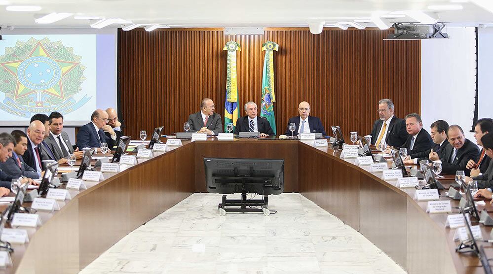 O presidente Michel Temer em reunião com ministros na sexta-feira. Hoje ele se reúne com Meirelles e centrais
