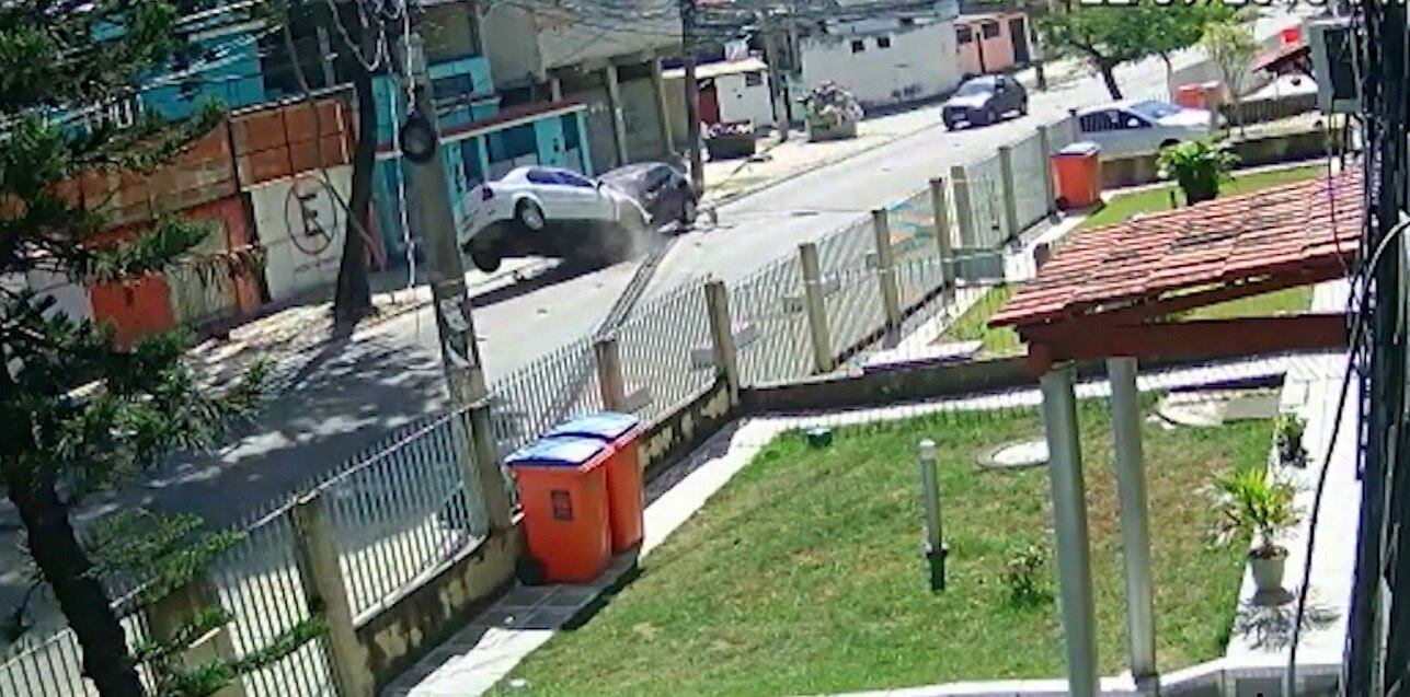 Carro usado por suspeitos se envolveu em acidente