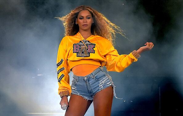 Dieta da limpeza master

  


Esta dieta restritiva consiste em beber
água misturada com suco de limão, xarope de ácer (ou bordo) e pimenta caiena
por dez dias. Beyoncé fez a limpeza máster para fazer o filme Dreamgirls

Leia mais: Veja famosas que largaram o alisamento e assumiram os cachos
