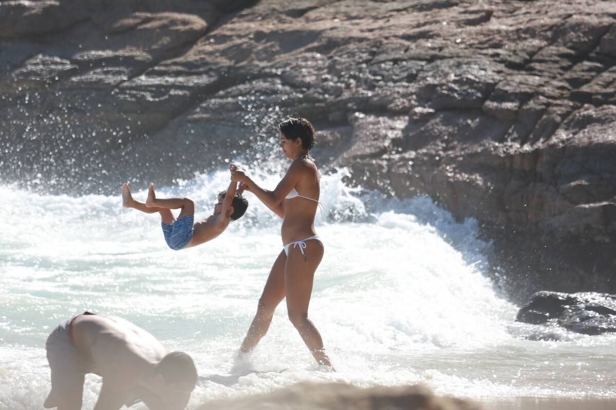 Sophie Charlotte e Daniel de Oliveira se divertem em praia com a família