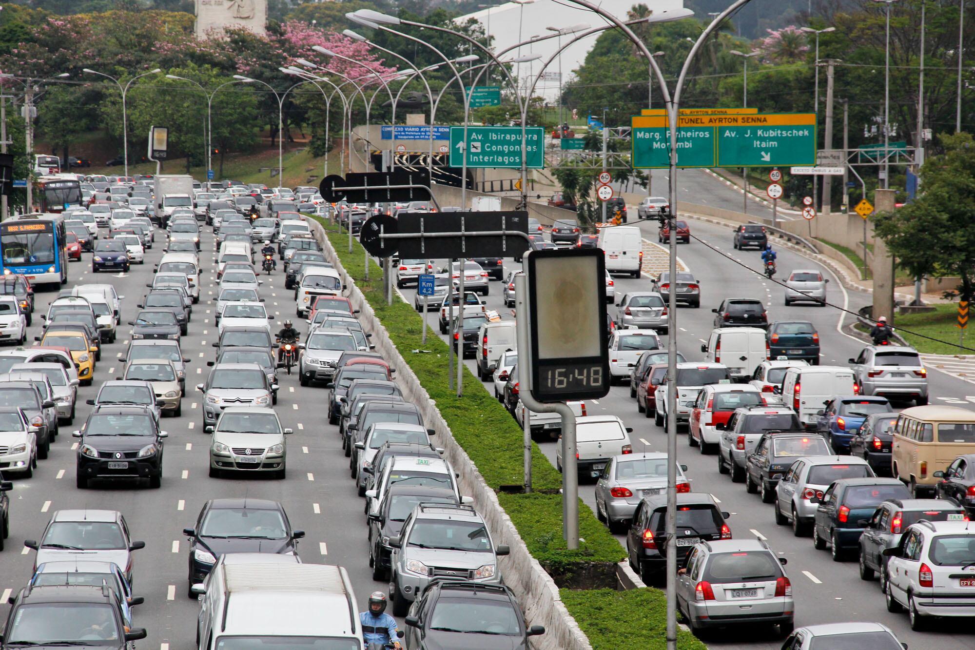 Movimentação de veículos era intensa nos dois sentidos da avenida 23 de Maio