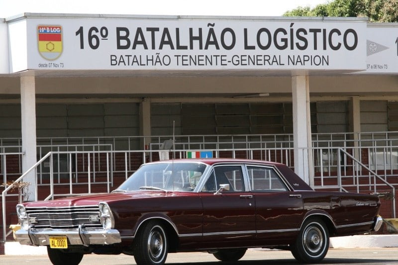 Finalizado, ele posou para uma foto em frente ao 16º B Log,
local onde ocorreu a restauração do Galaxie. Além de todos os acessórios de
época, a placa amarela, utilizada até a década de 1990, também está lá em cada
para-choque, dando ainda mais charme ao Ford