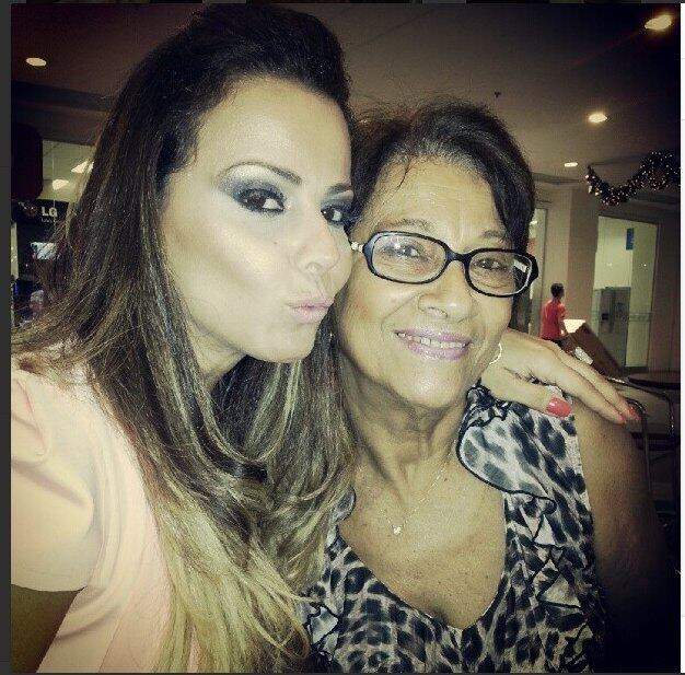 Com muita gente
batendo na porta pedindo dinheiro, Viviane atendeu apenas às necessidades de
sua família, formada por pai, mãe (vide foto), irmão e dois sobrinhos. Quer saber quanto
foi revertido para eles?