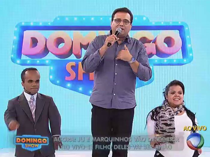 

Desde que foi anunciada a gravidez de Juliana, a mulher do
Anão Marquinhos, o Brasil só queria saber se o bebê era anão ou não. E o suspense chegou ao fim neste domingo (18), o Domingo Show revelou que o bebê do casal mais querido do pais também vai ser anão. Após o anúncio, o R7 marcou presença nos bastidores da atração para falar com Juliana sobre a revelação do resultado do exame

Texto: Péterson Neves/R7

+ Aproveite e confira as matérias do programa Domingo Show

+ Já curtiu a página do Domingo Show no Facebook? É só clicar!

+ Siga o Domingo Show no Twitter e receba todas as notícias do programa
