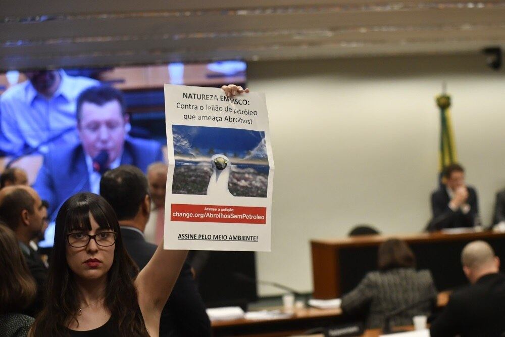 Manifestantes protestam durante audiência com Salles