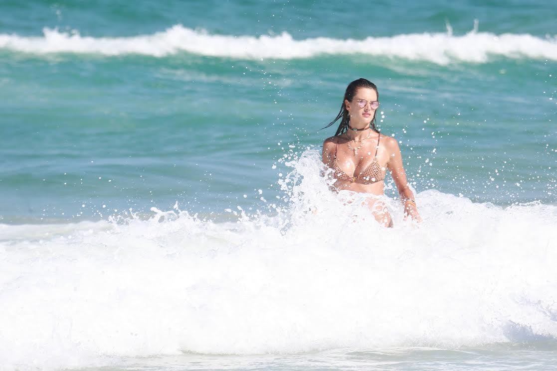 Alessandra Ambrósio está aproveitando os últimos dias de férias no Brasil. A modelo, que passou a virada no país, curtiu a Praia de Jurerê nesta segunda-feira (16)