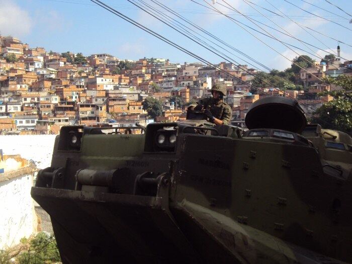 Localizado na zona norte do Rio, o Alemão é composto por 15
comunidades. O processo de pacificação se iniciou após uma semana de terror que
atingiu a cidade, com ações orquestradas por traficantes em resposta a
instalação de UPPs nas favelas do Rio