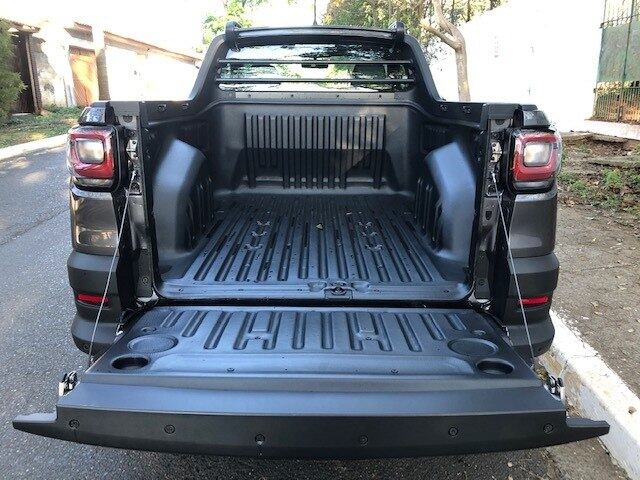 Caçamba com capota marítima vendida a parte por R$ 800 protege o compartimento