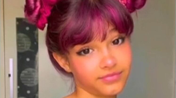 Maria Manuela Assunção, de 12 anos, grava vídeos para a internet e mostra o passo a passo de como faz suas maquiagens de acordo com a tendência do momento. Ela e sua mãe, Ethienne, acumulam quase um milhão e meio de seguidores nas redes sociais