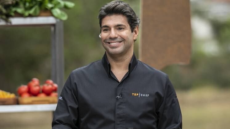 O comentário de Felipe para o prato de Cadu foi bom e, ao mesmo tempo, provocante: “É um prato que tem picância do molho, surpresa, crocante, frito e, ao mesmo tempo, o outro mais pastoso, confortável, parece um prato feito com amor aqui dentro de tudo isso, o amor está no ar né, Cadu?". Felipe faz referência ao casal formado no programa, Cadu e Nat