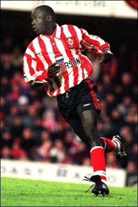 Um dos casos mais bizarros de negociações aconteceu na Inglaterra. A temporada 1996-1997 ficou marcada pela história envolvendo o senegalês Ali Dia. O técnico Graeme Souness precisava de um atacante e a janela de transferências estava prestes a fechar. Em uma situação beirando a do desespero, Souness recebeu uma ligação de George Weah, ex-atacante do Milan, vencedor da Bola de Ouro e o Prêmio FIFA de melhor
jogador do mundo em 1995. O atleta teria
recomendado um primo seu desconhecido

Veja também: Michel Bastos vacila de novo e leva dura no São Paulo
