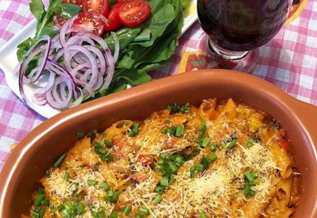 Cristiane Jorge revelou todo o seu talento para a cozinha em um delicioso macarrão com atum!