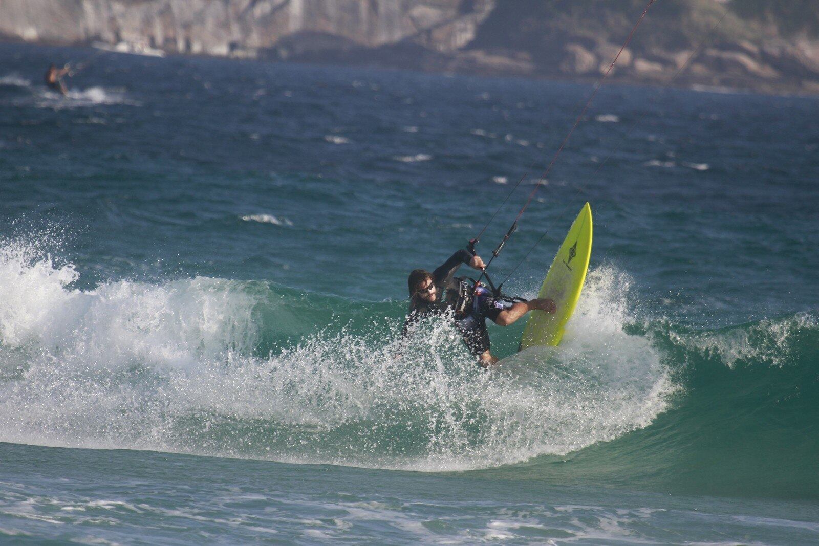 O ator encarou ondas radicais na praia de Ipanema, no Rio de Janeiro