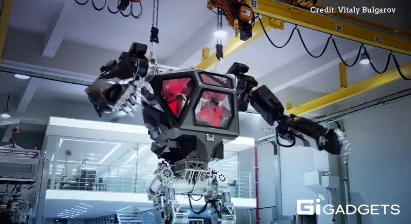 O robô da companhia sul-coreana é pilotado por um humano, que pode controlar seus movimentos de braços também