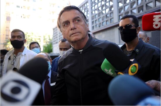 Presidente Jair Bolsonaro fala com jornalistas ao deixar hospital em São Paulo 