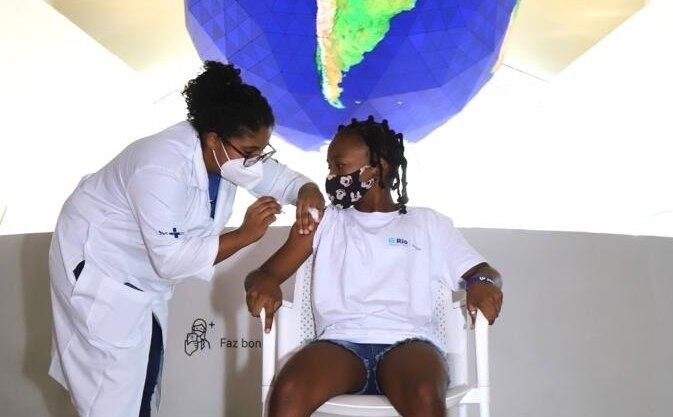 Brasil registrou hoje aplicação de 422,2 mil novas doses de vacinas contra Covid