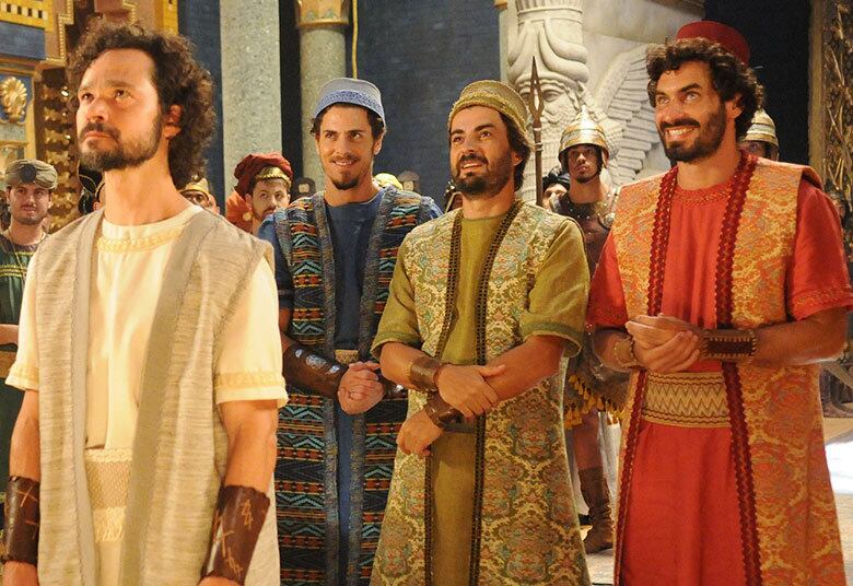 Os hebreus Mesaque (Sacha Bali), Sadraque (Gustavo Rodrigues) e Abednego (Nikolas Antunes) observam a situação e comemoram o novo título do amigo