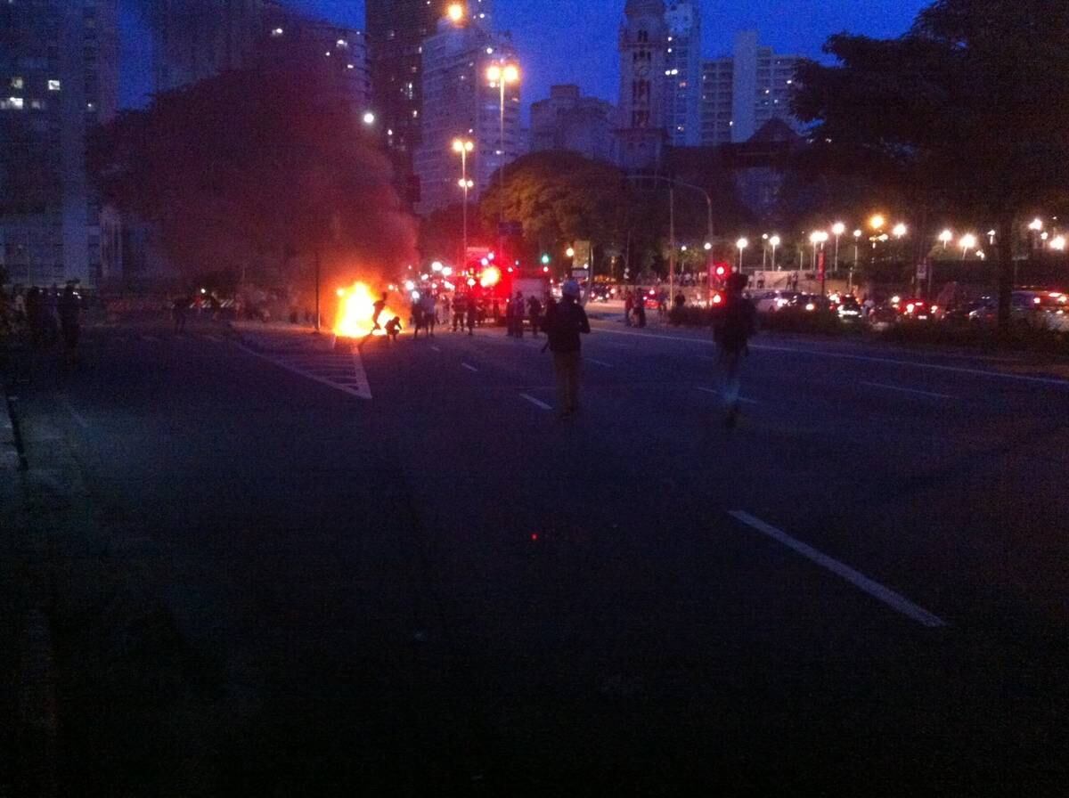 Veículo foi incendiado nos arredores da praça Roosevelt, no centro da capital paulista