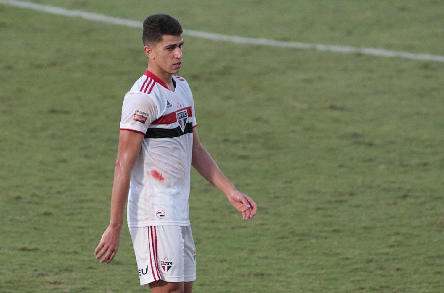 Meia-atacante Vitor Bueno em ação com a camisa do São Paulo