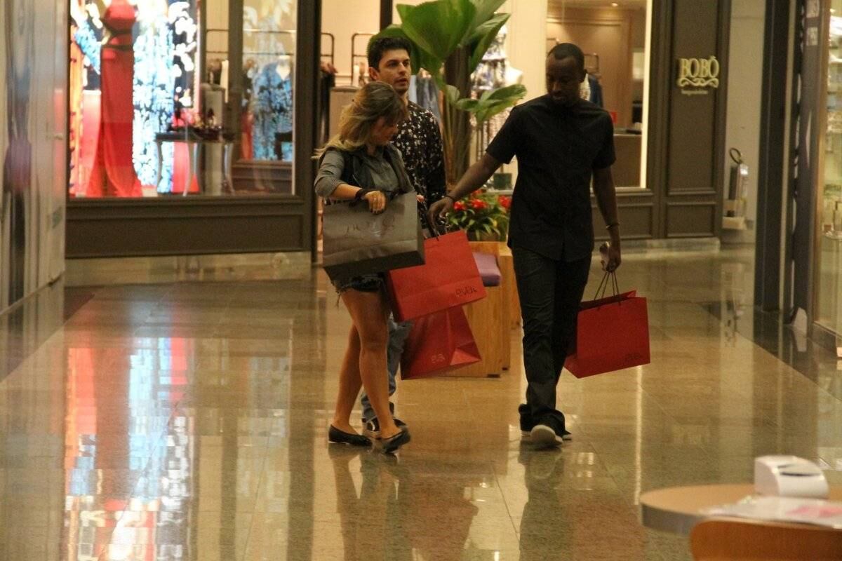 O casal fez muitas comprinhas