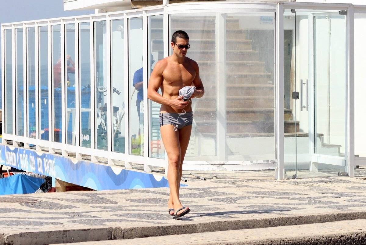 Sérgio Marone mostrou, nesta quinta-feira (15), o corpão pela orla de Ipanema, no Rio de Janeiro 