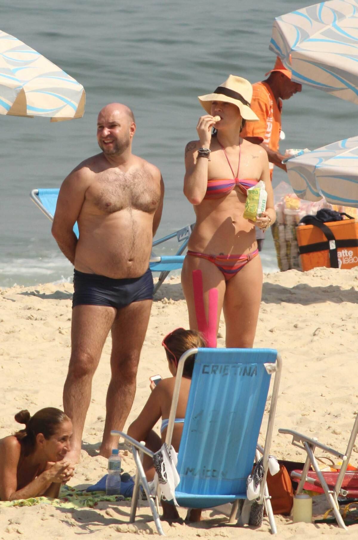 Casal aproveitou o bom tempo para da um mergulho no mar