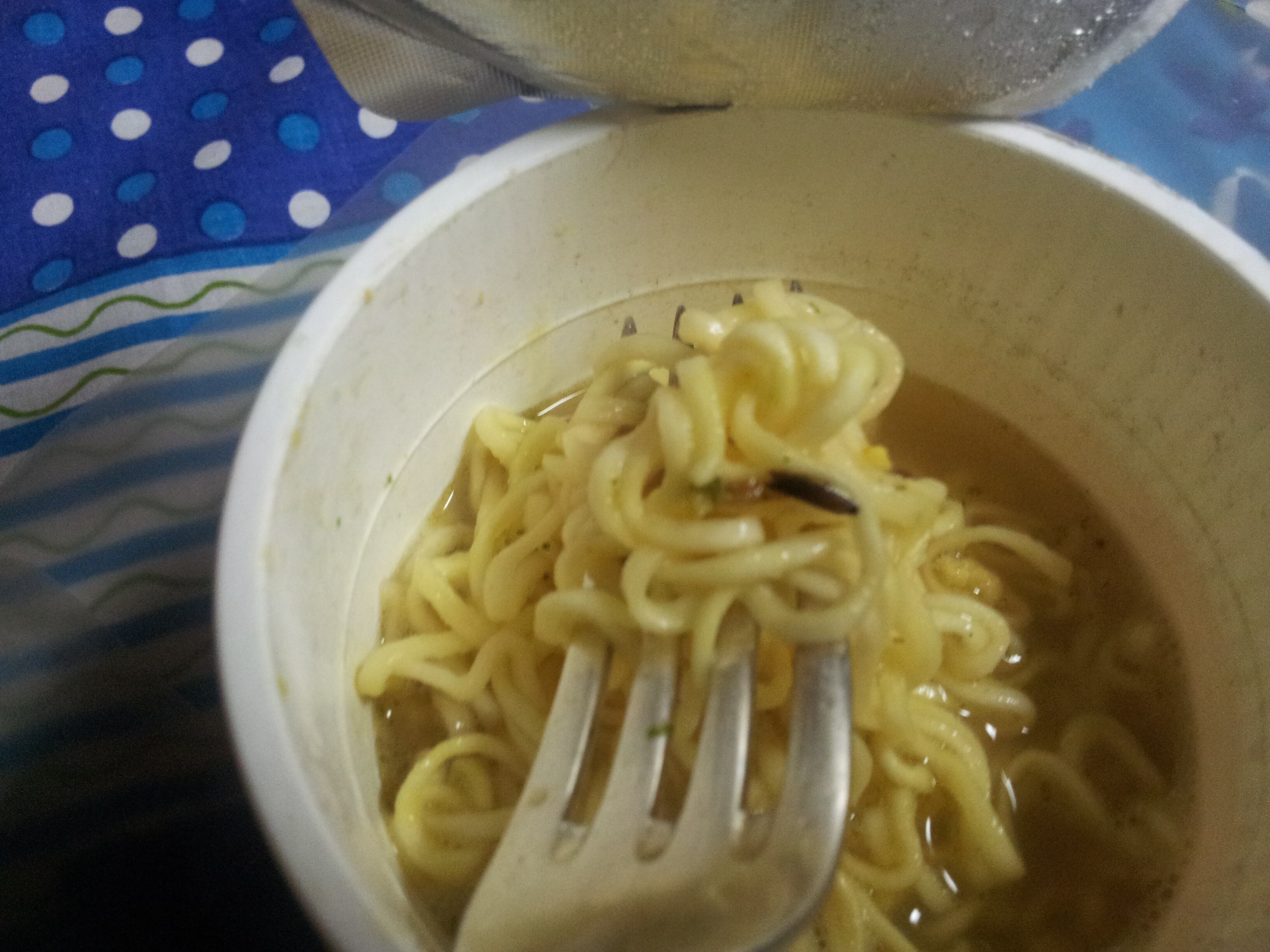 

Simone
Alencar, uma das consumidoras que fez a denúncia, disse que uma amiga chegou a
passar mal.

— Eu
que comi primeiro e não vi nada. A minha amiga que deu a segunda garfada foi
quem percebeu. Quando puxamos o garfo veio muita larva. Minha amiga até passou mal

