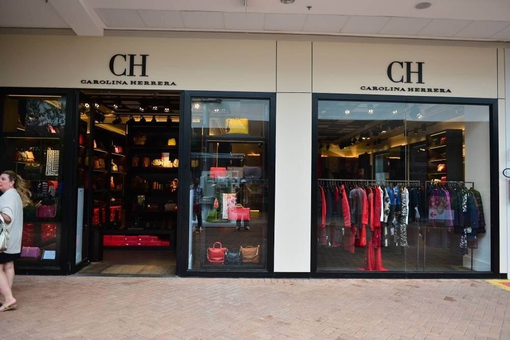 A loja da Carolina Herrera do Catarina (primeira em outlet na América Latina) vende acessórios com descontos de 30% a 50%. Os produtos de vestuário chegam a custar 80% mais baratos do que em shoppings tradicionais 